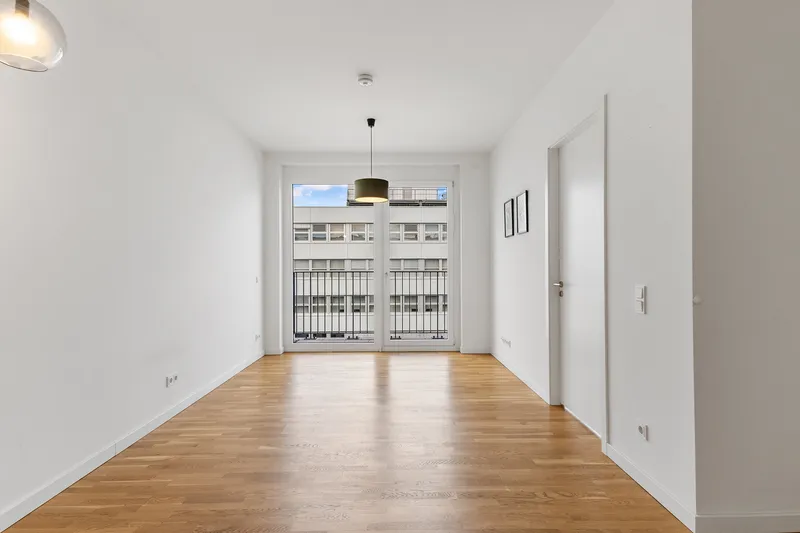 Kompakte, lichtdurchflutete 2-Zimmer-Neubauwohnung mit Aufzug, Balkon & Einbauküche — photo 1